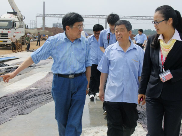 著名白酒專家高景炎再訪四特，題詞獻字